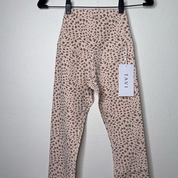 TAVI High Waisted 7/8 Tight in Dune Lynx Size XS - Picture 6 of 9